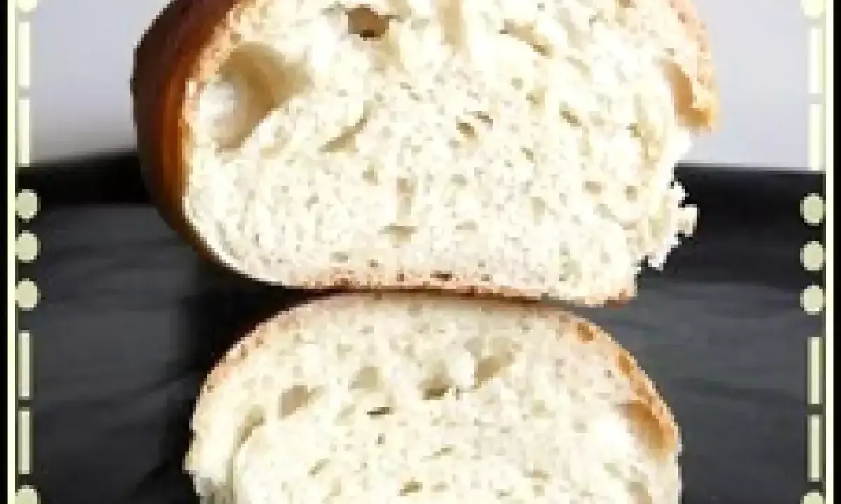 Pain poolish, une mie aérée et une croûte dorée. Parfait pour le cuisson le lendemain.