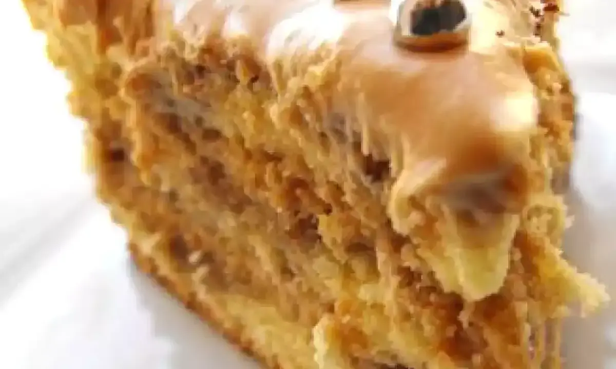 Tranche de gâteau moka café, avec glaçage onctueux et décorations gourmandes. Un délice pour les amateurs de café.