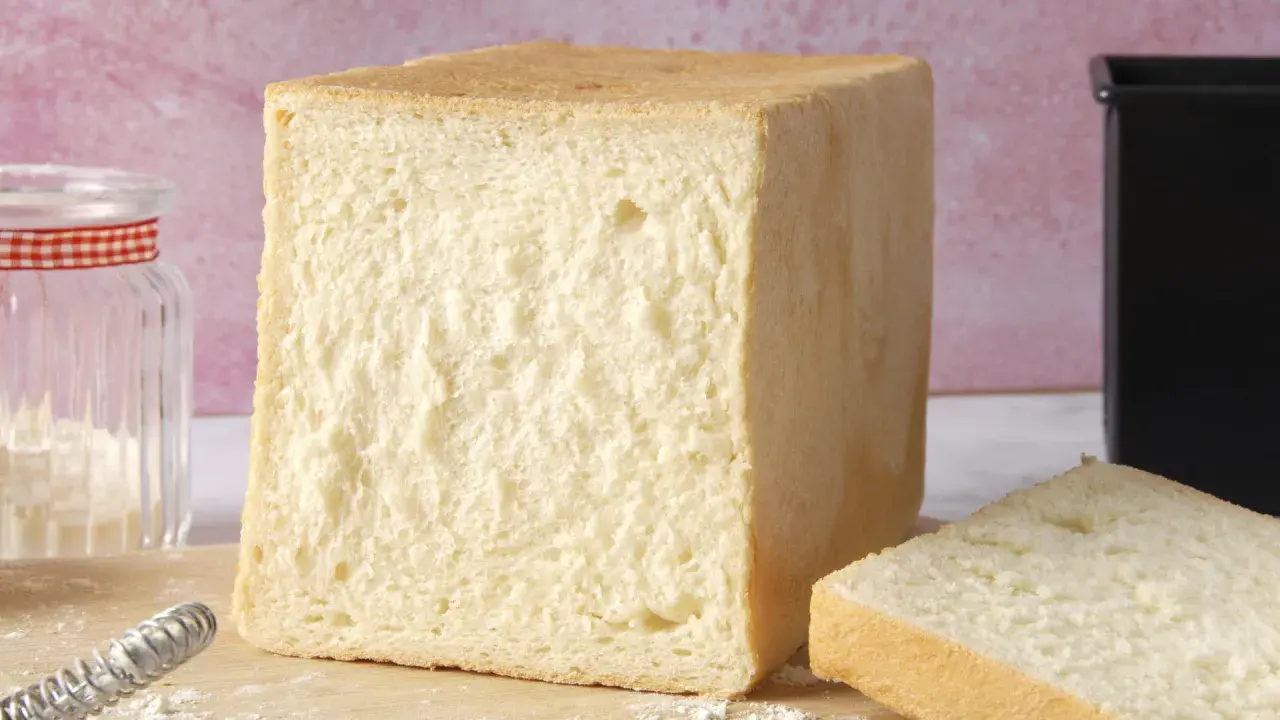 Un pain de mie parfait, tout juste sorti du four. La cuisson du pain de mie est une étape clé pour obtenir cette mie aérée et cette croûte dorée.