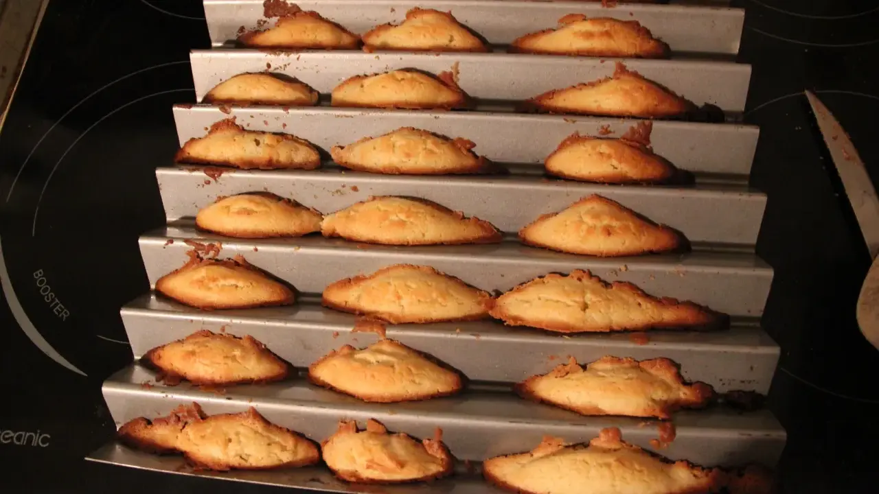 Des biscuits dorés en forme de dents de loup, prêts à être dégustés. Une recette simple pour un plaisir gourmand.