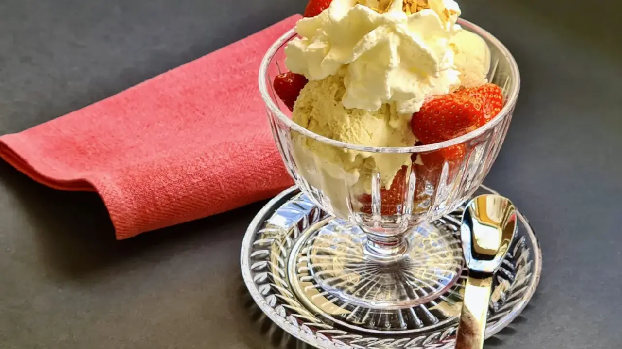 Glace vanille, fraises fraîches, chantilly et amandes effilées pour une délicieuse recette fraise melba.
