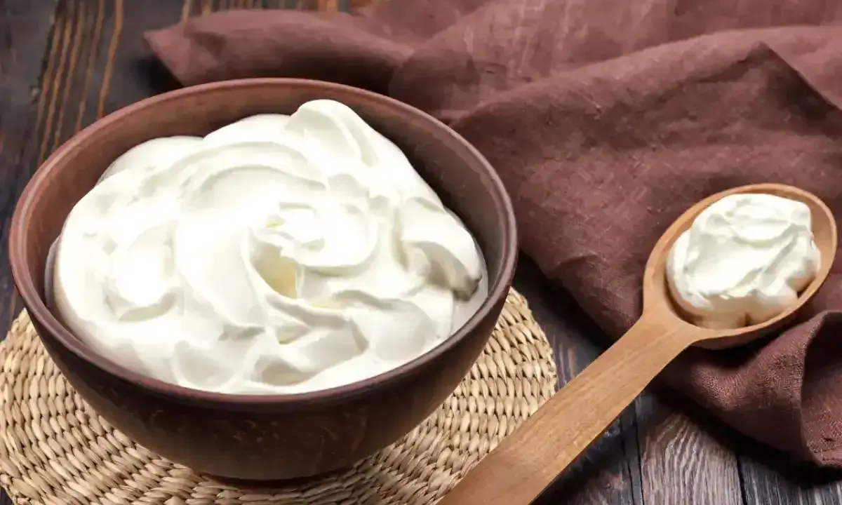 Crème diplomate on a wooden spoon, ready for a delicious recette.