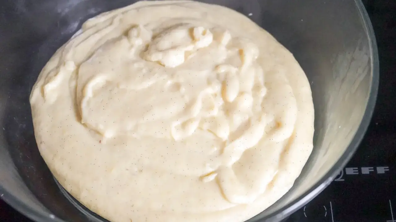 Crème pâtissière au beurre, onctueuse et parsemée de points de vanille, prête à garnir vos desserts.