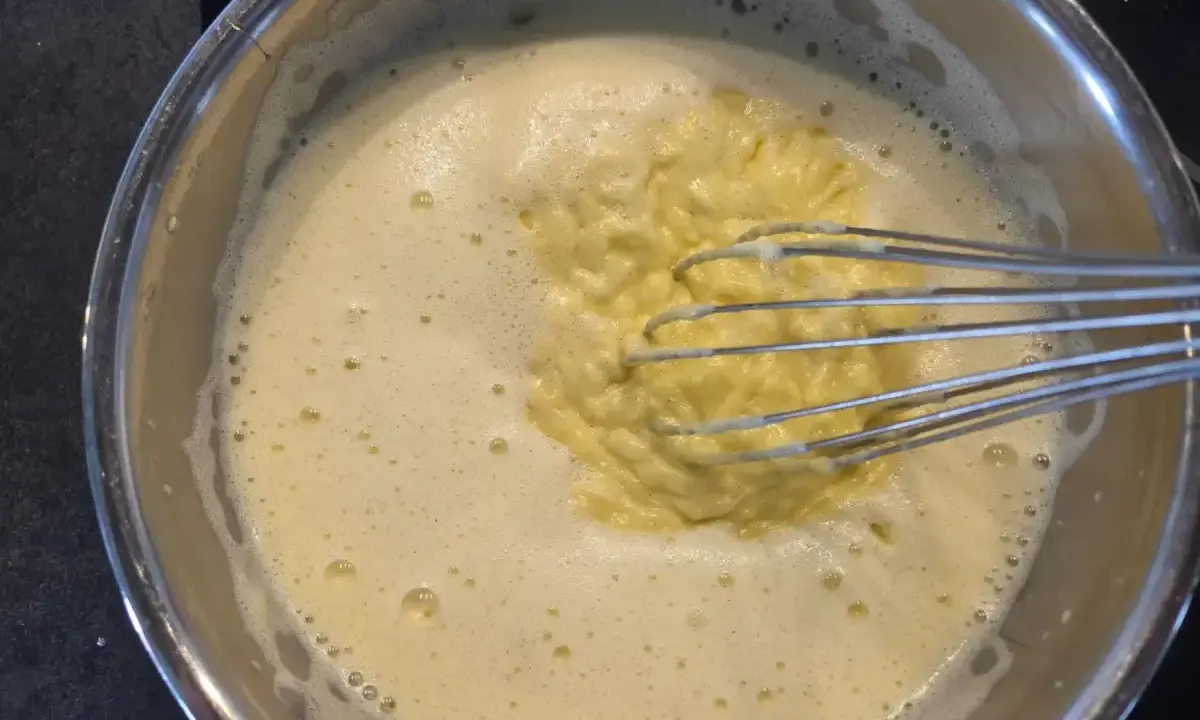 Préparation d'une crème diplomate à l'agar agar dans une casserole, fouet en action.