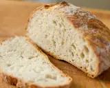 Pain artisanal tranché, la mie aérée témoigne d'une cuisson pain au four chaleur tournante parfaite.