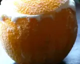 Une orange givrée, sa peau texturée recouverte de givre, promet une fraîcheur intense.