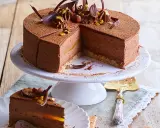 Un gâteau royal chocolat, mousseux et garni de fruits, prêt à être dégusté. Une recette gourmande pour un plaisir intense.
