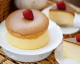 Un délicieux cheesecake japonais aérien, garni d'une fraise fraîche. Une tranche de ce dessert léger et moelleux est servie sur une assiette.