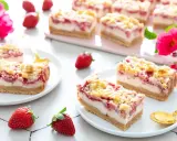 Délicieux fraisier sans gluten, garni de crumble doré et de fraises fraîches. Parfait pour un goûter gourmand.