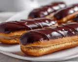 Éclairs au chocolat, leur glaçage brillant et leur crème onctueuse invitent à la gourmandise.