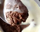 Cuillère de mousse au chocolat aérienne trempée dans une crème anglaise onctueuse. Un délice !