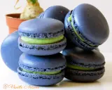 Macarons bleus avec une garniture verte vibrante, parfaits pour une recette macaron pistache.