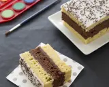 Une tranche de gâteau napolitain, digne du meilleur pâtissier, avec une palette de peinture et un pinceau.