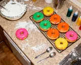 Des donuts colorés en attente de leur glacage. Une préparation gourmande pour un goûter festif.