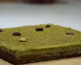 Un délicieux biscuit joconde pistache, parsemé de pistaches entières, offre une texture légère et un goût subtil.