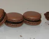 Trois macarons au chocolat et un croqué, parfaits pour une recette macaron chocolat.