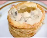 Une délicieuse croute pour bouchée à la reine, garnie d'une sauce crémeuse et de champignons.