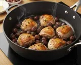 Poulet rôti et marrons en conserve dans une poêle, une idée pour comment cuisiner des marrons en conserve.