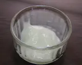Un pot en verre contient une substance blanche et crémeuse. On se demande : trimoline c'est quoi ? C'est peut-être un ingrédient de pâtisserie.