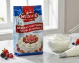 Un paquet de crème à fouetter Meister, une coupe de crème fouettée, des fruits rouges et un sac de pâtisserie. Parfait pour décorer vos gâteaux !