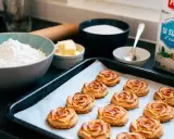 Biscuits en forme de roses, prêts à être dégustés. Une recette professionnelle de rose des sables qui fait saliver.