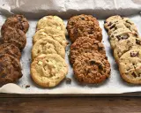 Une variété de biscuits moelleux, aux pépites de chocolat, blancs et aux flocons d'avoine, prêts à être dégustés. Parfait pour une recette facile.