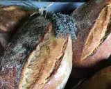 Baguettes dorées, garnies de lavande fraîche. Un délice artisanal, parfait avec du levain avec levure de boulanger.