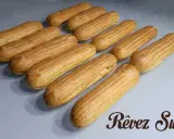 Douze éclairs dorés, prêts pour une recette pâte à choux. Un délice à savourer !