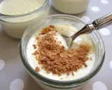 Un déliceux semoule au lait vanille, saupoudré de miettes croustillantes, prêt à être dégusté.