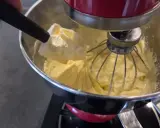 Préparation d'une crème mousseline chantilly onctueuse dans un robot pâtissier. Une spatule ajoute une touche de douceur.