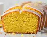 Gâteau yaourt citron vert, moelleux et acidulé, nappé d'un glaçage blanc et parsemé de zestes. Un délice !