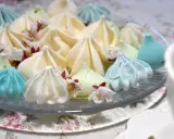 Meringues colorées, comme créées par un robot pâtissier, parsemées de fleurs délicates.