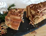 Délicieuse babka recette, un gâteau tressé au chocolat et noisettes, orné de décorations de Noël.