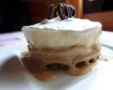 Délicieux dessert au caramel coulant, crème fouettée et chocolat, une parfaite recette banoffee traditionnel.