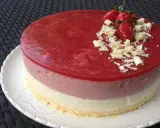 Un délicieux entremet aux trois couches, couronné d'une mousse fraise, de fraises fraîches et de copeaux de chocolat blanc. Parfait pour une occasion spéciale.