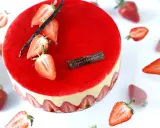 Gâteau fraisier à la crème mousseline, décoré de fraises fraîches et d'une gousse de vanille. Parfait pour une recette d'anniversaire.