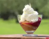 Un délicieux entremet pêche melba, avec sa crème onctueuse, sa compotée de fruits rouges et sa touche de pêche. Un régal pour les yeux et les papilles.