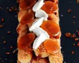 Bûche Saint Honoré gourmande, garnie de choux craquelins, crème onctueuse et éclats de caramel ambré. Un délice visuel et gustatif.