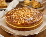 Gâteau basque aux ingrédients traditionnels, garni de crème pâtissière et nappé de caramel.