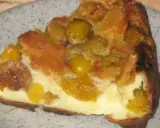 Une part de flan aux mirabelles, avec sa croûte dorée et sa garniture crémeuse aux fruits jaunes.