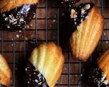 Des biscuits madeleine au chocolat, parsemés d'éclats d'amandes, refroidissent sur une grille. Un délice gourmand !