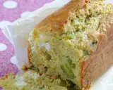 Savoureux cake salé à la période asperge verte et fromage frais, idéal pour un brunch printanier.