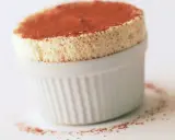 Un aérien soufflé au grand marnier, saupoudré de cacao, dans un ramequin blanc. Un délice léger et parfumé.