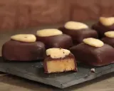 Délicieux bonbons au chocolat noir, garnis d'une pâte d'amande et surmontés d'une amande entière. Une recette gourmande à essayer !