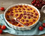 Clafoutis aux cerises, tout juste sorti du four. La cuisson chaleur tournante ou traditionnelle a donné cette belle couleur dorée.