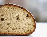 Tranche de pain artisanal à la mie aérée et à la croûte dorée. Pour savoir comment conserver le pain, il faut le garder à température ambiante.