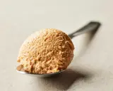 Une cuillère de mousse praliné, légère et aérienne, prête à fondre en bouche.