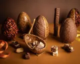 Œufs en chocolat et nougatine, certains décorés d'amandes croquantes. Une composition gourmande pour Pâques.