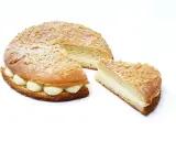 La tropézienne, le meilleur pâtissier, est une brioche garnie de crème onctueuse, saupoudrée de sucre glace et de crumble croustillant.