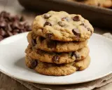Pile de biscuits aux pépites de chocolat, un délice sans farine. Parfaits pour une pause gourmande.